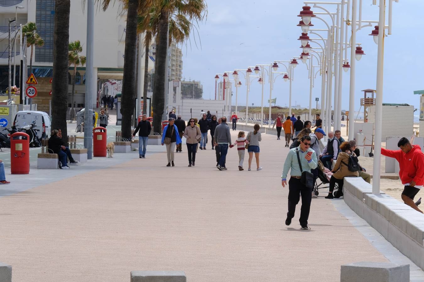 Fotos: Gran ambiente en las calles pero las playas se quedan a medio gas en el festivo del 2 de mayo en Cádiz