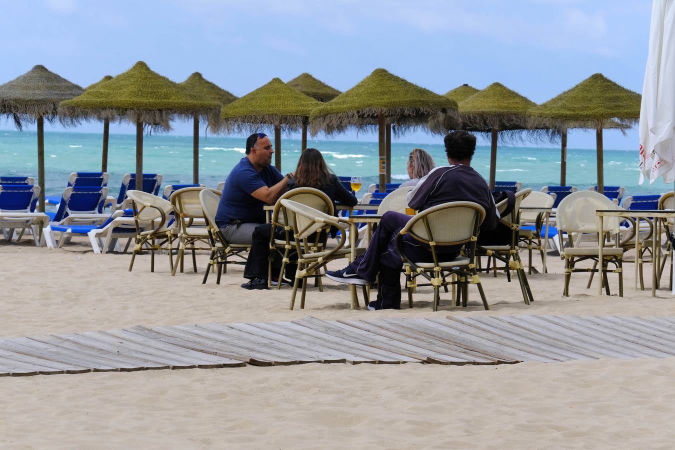 Fotos: Gran ambiente en las calles pero las playas se quedan a medio gas en el festivo del 2 de mayo en Cádiz