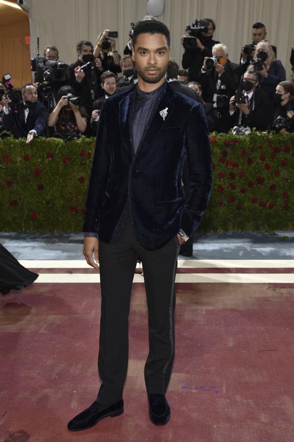 Regé-Jean Page - Alfombra roja de la Gala MET 2022. Muy elegante con un traje azul marino compuesto por una americana de tercopelo y un pantalón que incluía una raya lateral del mismo tejido.