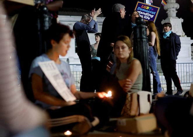 Por ello, cientos de personas se han concentrado desde primera hora de la madrugada de este martes para protestar frente a la Corte Suprema, en Washington: algunos para protestar y otros para celebrarlo. 