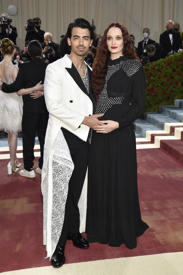 Joe Jonas - Alfombra roja de la Gala MET 2022. La pareja hizo de Louis Vuitton su elección.