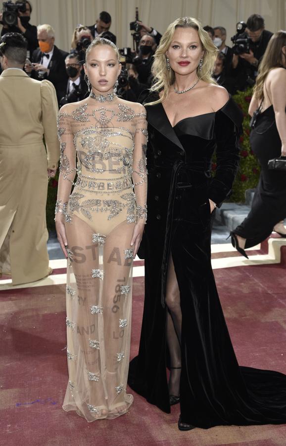Kate Moss y Lila Grace Moss - Alfombra roja de la Gala MET 2022. Acudió acumpañada de su hija y ambas lucieron dos looks que resaltaban sus siluetas y que los firmaba Burberry.