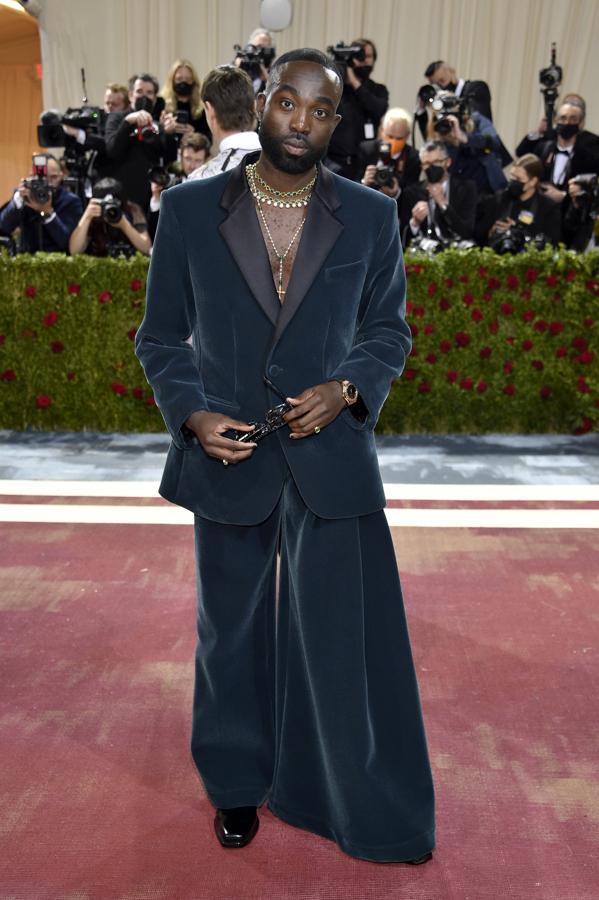 Paapa Essiedu - Alfombra roja de la Gala MET 2022. Optó por un traje azul cerúleo de terciopelo con pantalones palazzo y una blazer XXL. con las solapas de satén.