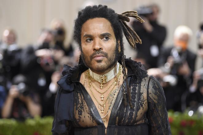 Lenny Kravitz - Alfombra roja de la Gala MET 2022. Su estilismo no pasó desapercibido, y es que no le faltaba ni un solo detalle: encaje, transparencias, volantes...
