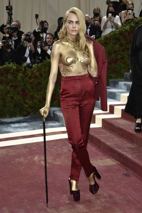 Cara Delevingne - Alfombra roja de la Gala MET 2022. Lució un esmoquin de raso burdeos de Dior Haute Couture Primavera-Verano 2019 y joyería de Dior Joaillerie.