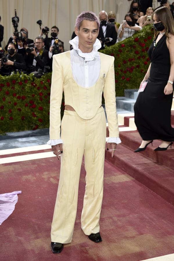 Evan Mock - Alfombra roja de la Gala MET 2022. Muy llamativo con un traje amarillo limónal que añadió una blusa de encaje.