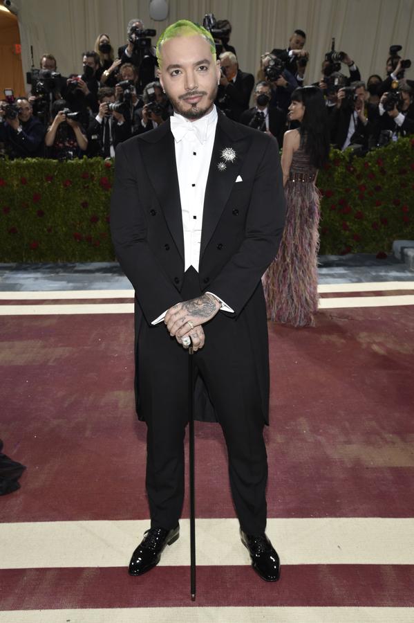 J Balvin - Alfombra roja de la Gala MET 2022. Llevó un traje con chaque bastante discreto teniendo en cuenta la eleccióin de su color de pelo.