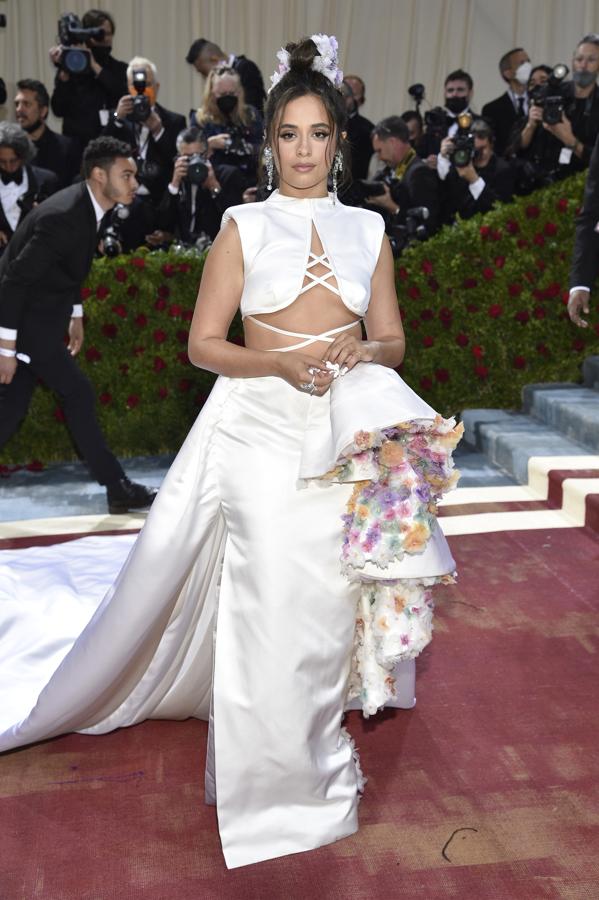 Camila Cabello - Alfombra roja de la Gala MET 2022. Eligió un dos piezas blanco satinado compuesto por una falda satinada con cola y un crop top con flores.
