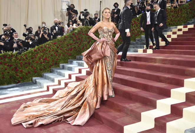 Blake Lively - Alfombra roja de la Gala MET 2022. Ejerció junto a su marido de maestra de ceremonias y volvió a convertirse en la protagonista de la alfombra roja con un diseño de Versace con una cola desmontbale azul celeste que conquistó al público.