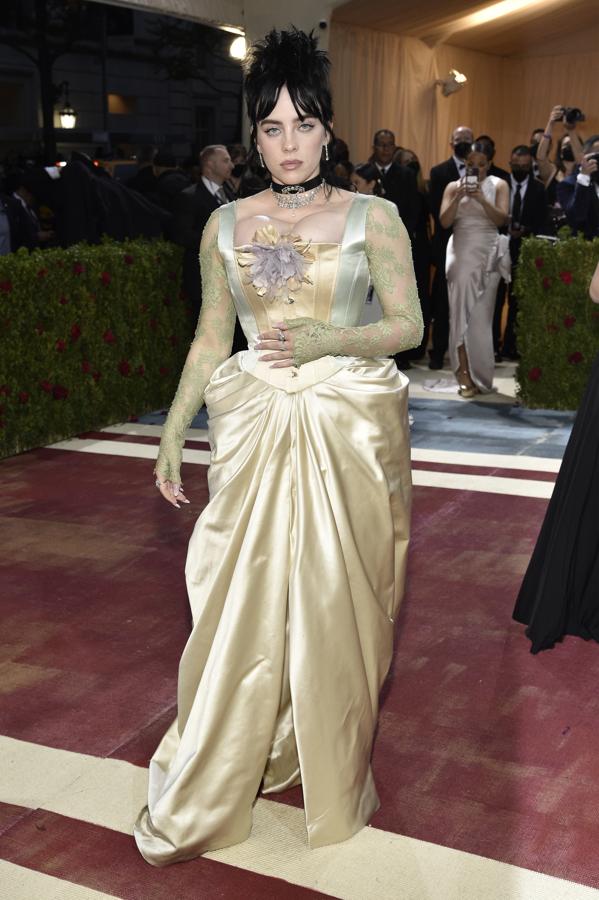 Billie Eilish - Alfombra roja de la Gala MET 2022. Llevó un diseño de Gucci amarillo limón con detalles en otros tonos pastel.