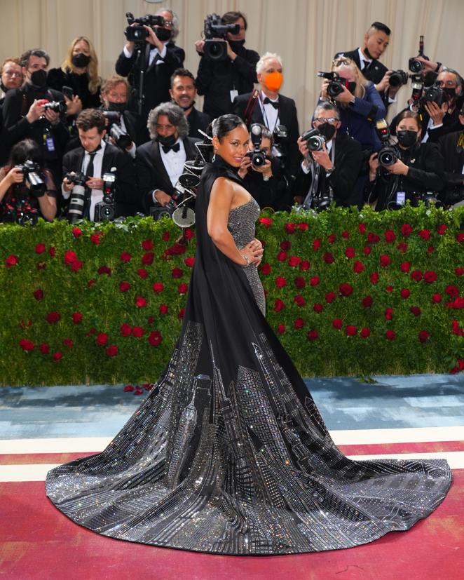 Alicia Keys - Alfombra roja de la Gala MET 2022. Eligió un vestido de Ralph Lauren que reflejaba el skyline de Nueva York con lentejuelas bordadas.