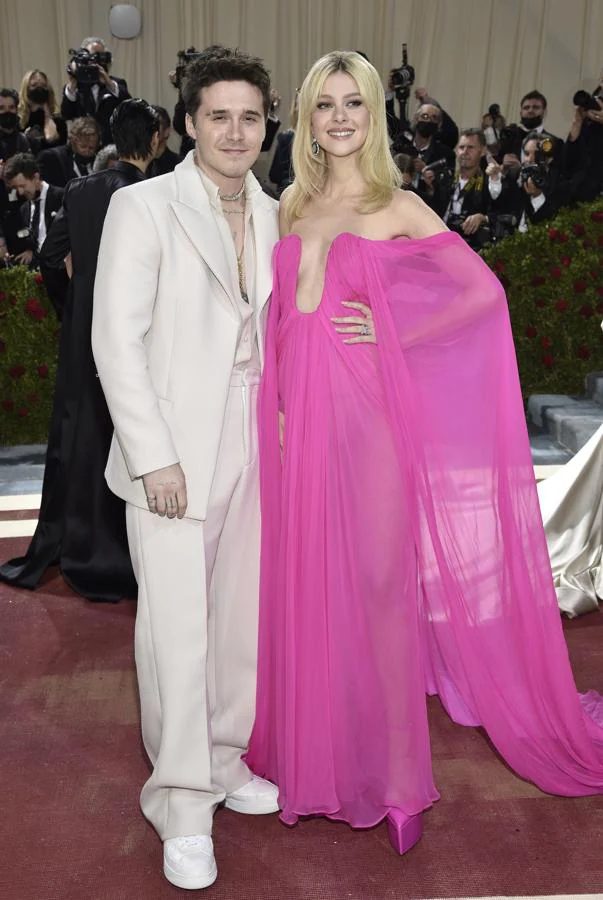 Brooklyn Beckham y Nicola Peltz - Alfombra roja de la Gala MET 2022. La primera gala de la pareja después de darse el 'sí, quiero'. Ella llevó un vestido de Valentino.