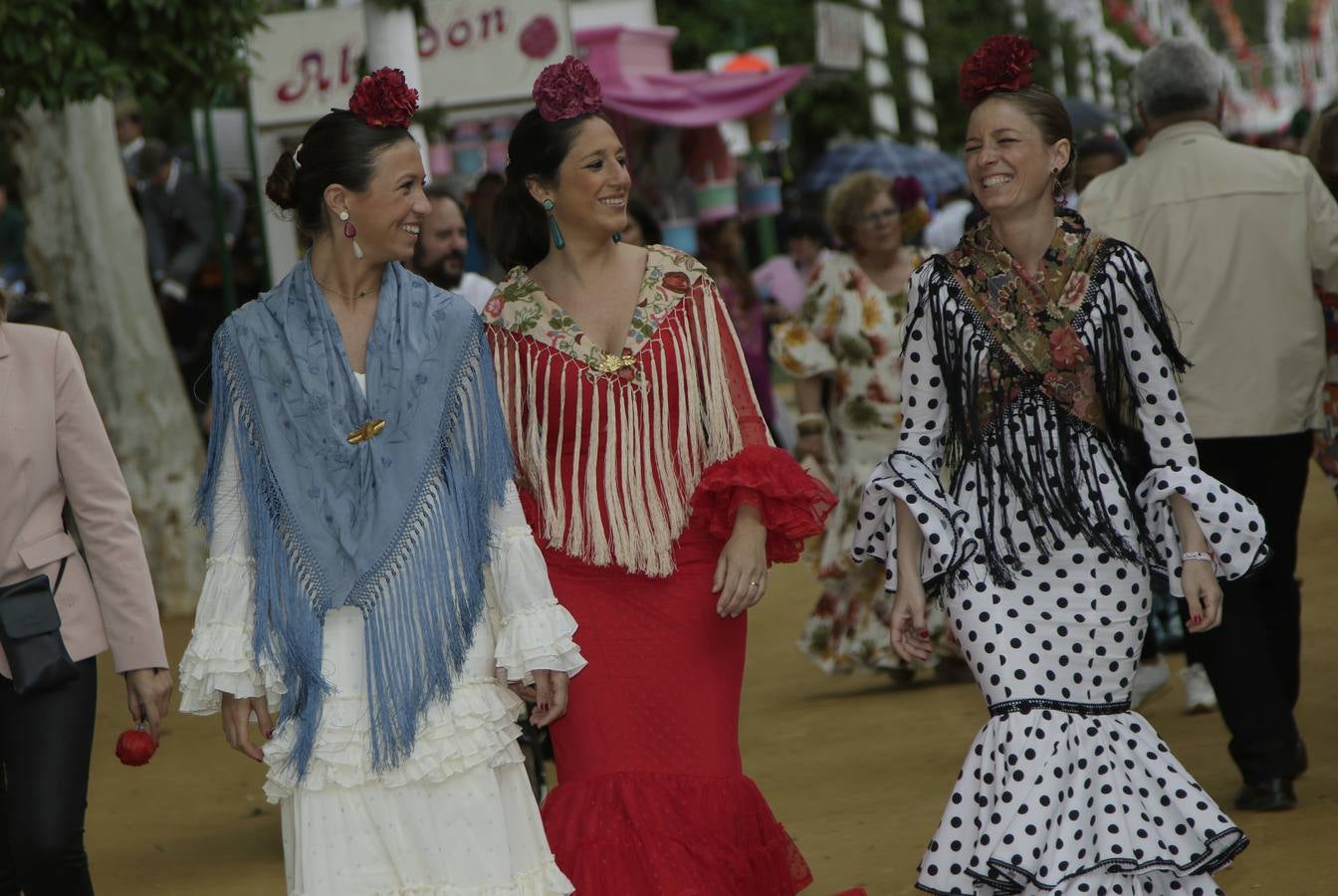 Ambiente en el real durante el miércoles de la Feria de Sevilla 2022. JUAN FLORES