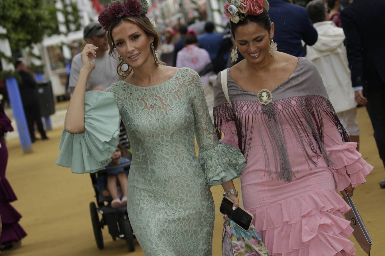 Ambiente en el real durante el miércoles de la Feria de Sevilla 2022. JUAN FLORES