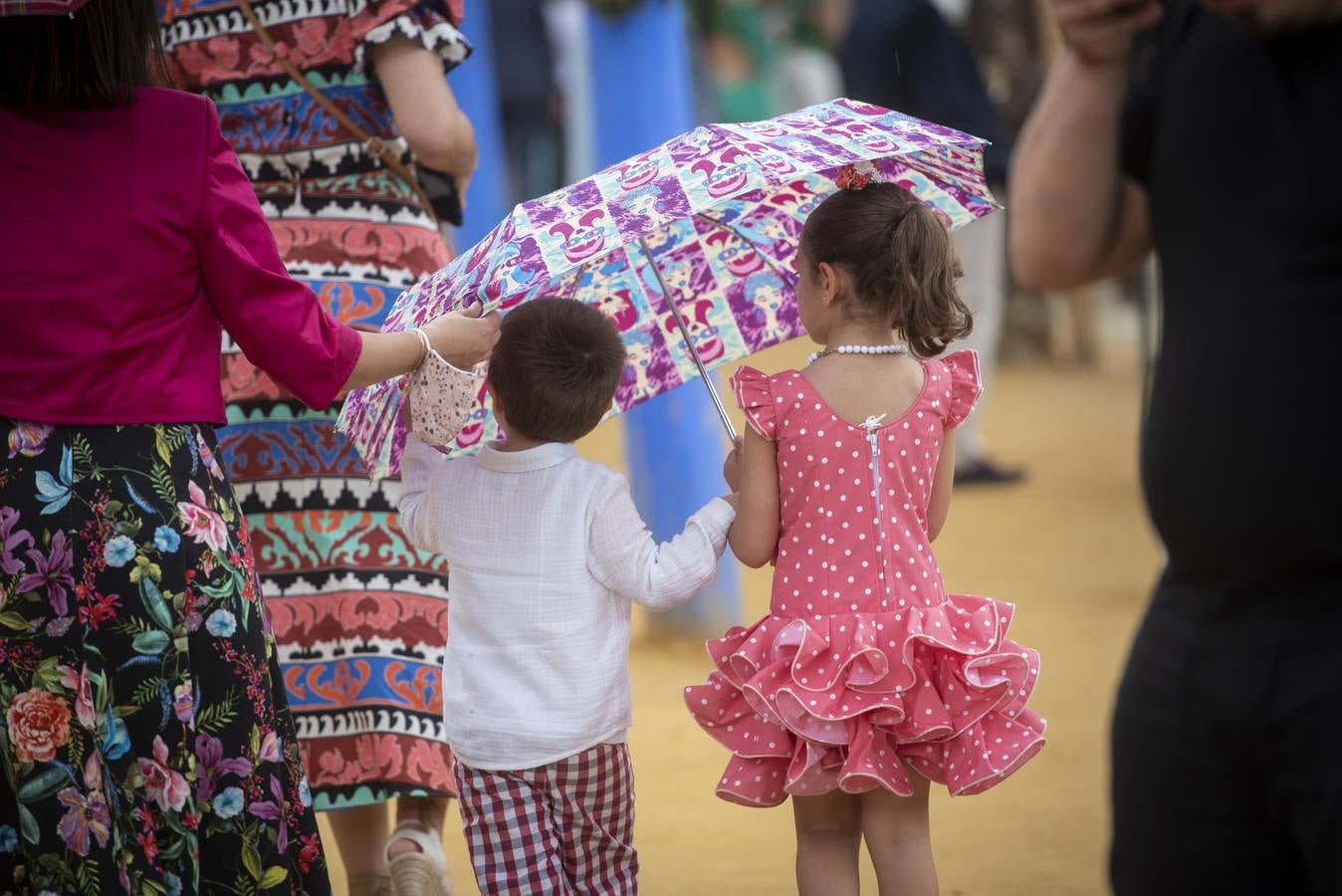 Ambiente en el real durante el miércoles de la Feria de Sevilla 2022. MAYA BALANYA