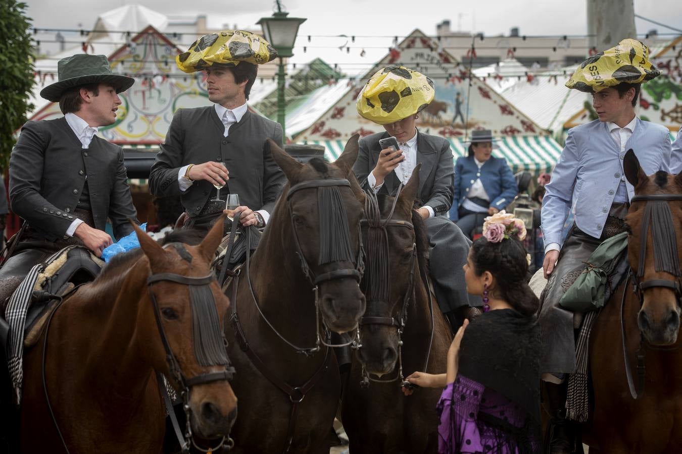 Ambiente en el real durante el miércoles de la Feria de Sevilla 2022. MAYA BALANYA