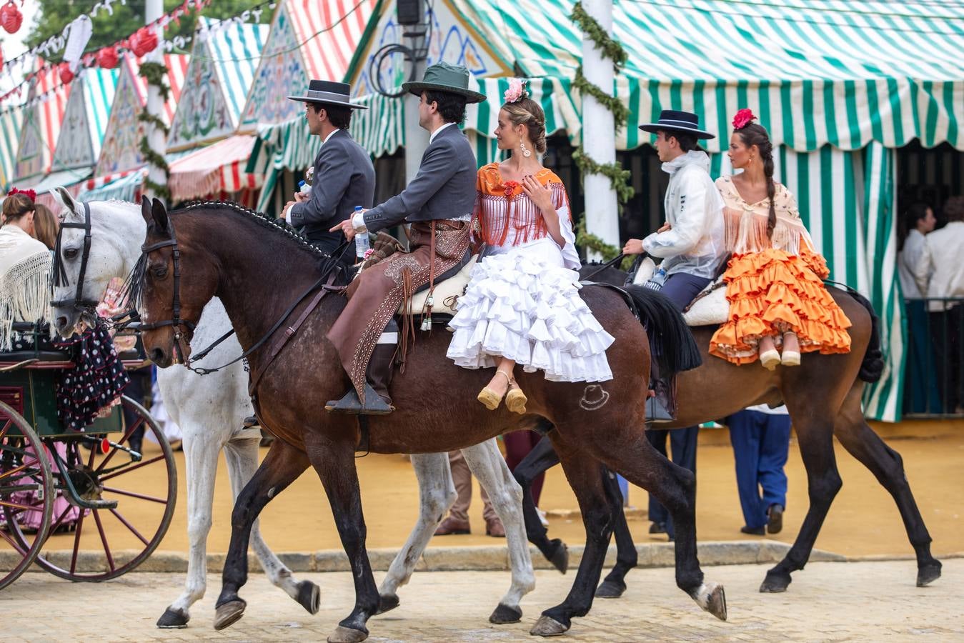 Ambiente en el real durante el miércoles de la Feria de Sevilla 2022. VANESSA GÓMEZ