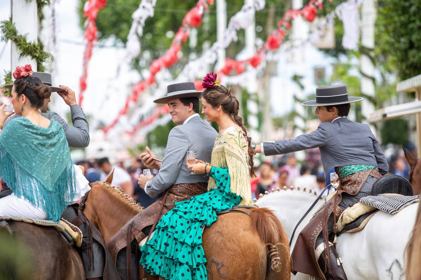 Ambiente en el real durante el miércoles de la Feria de Sevilla 2022. VANESSA GÓMEZ