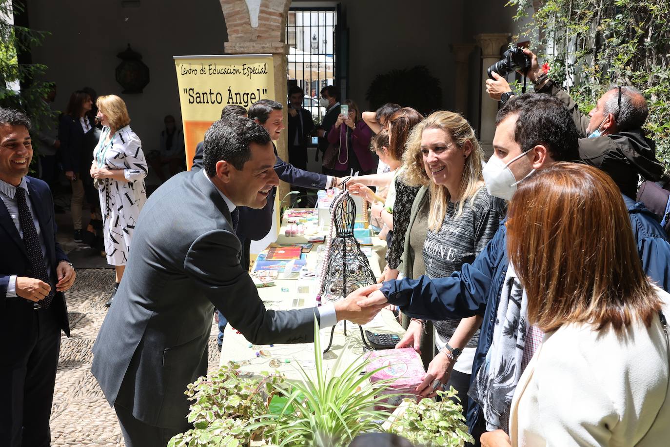 La visita del presidente de la Junta a los Patios de Córdoba, en imágenes