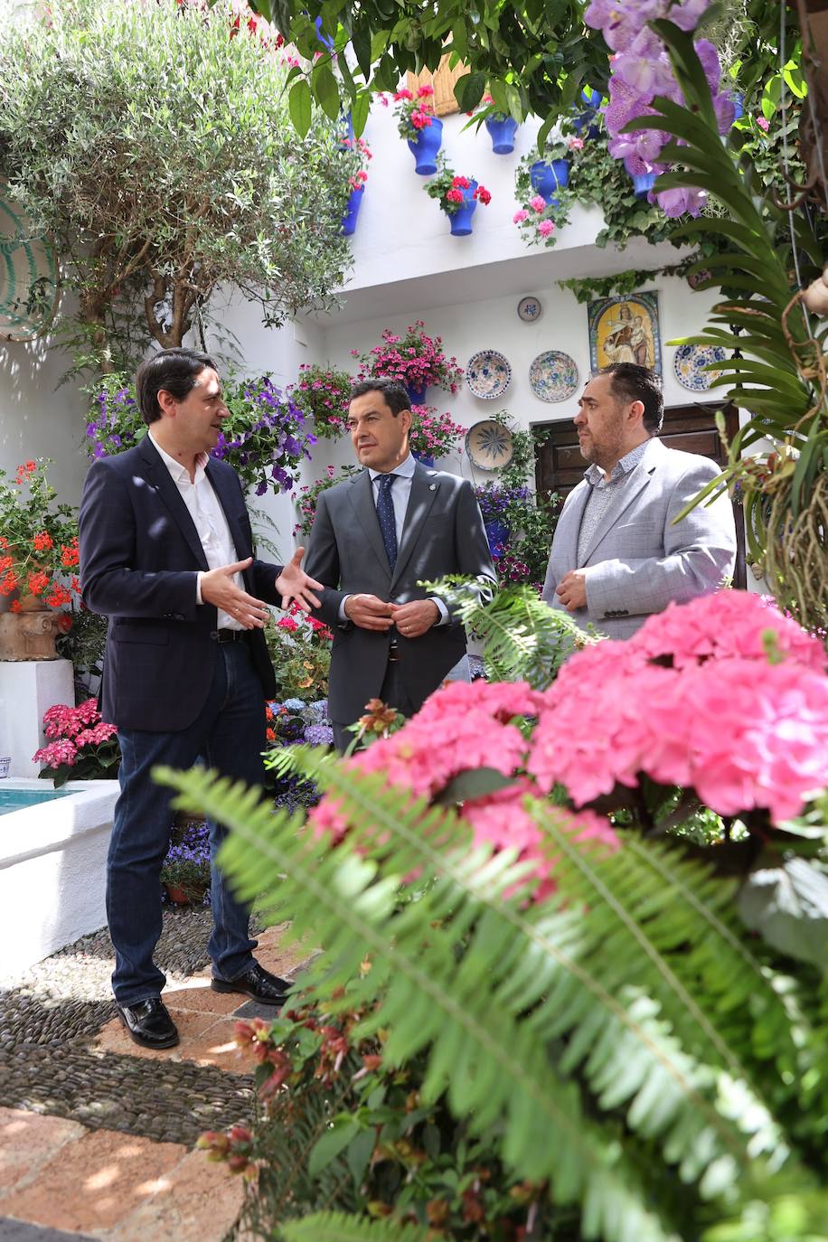 La visita del presidente de la Junta a los Patios de Córdoba, en imágenes