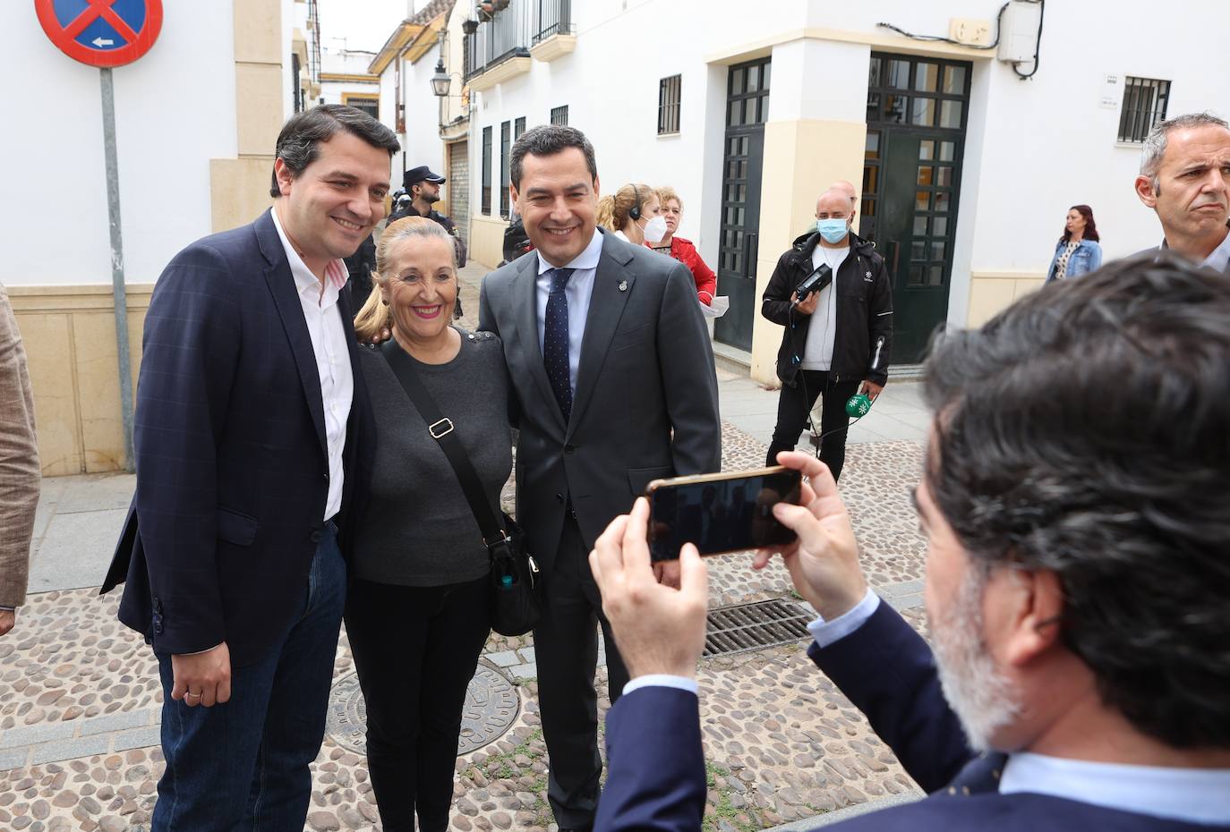 La visita del presidente de la Junta a los Patios de Córdoba, en imágenes