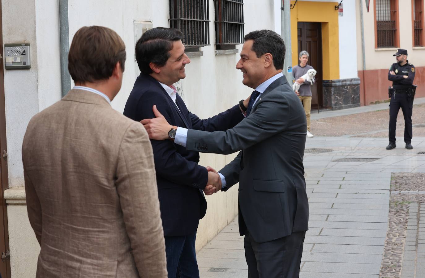 La visita del presidente de la Junta a los Patios de Córdoba, en imágenes