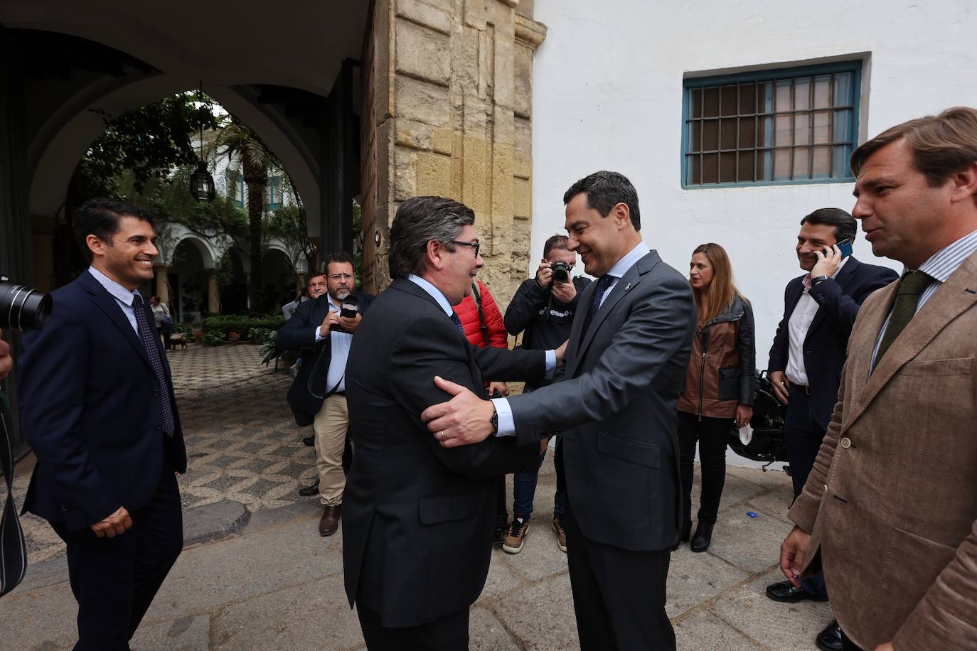 La visita del presidente de la Junta a los Patios de Córdoba, en imágenes