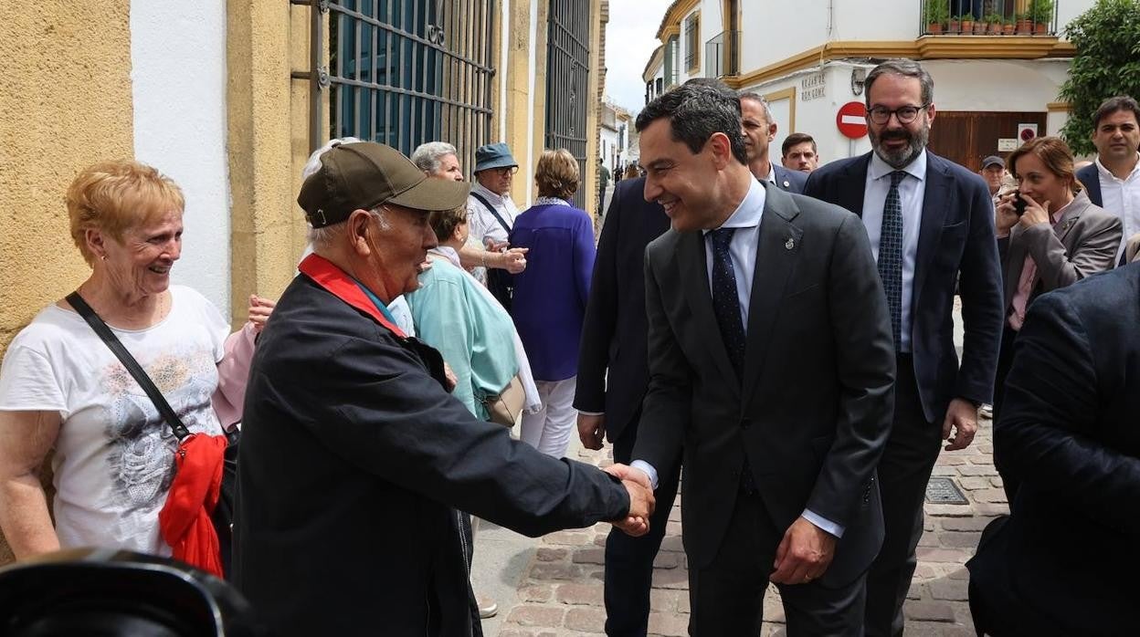 La visita del presidente de la Junta a los Patios de Córdoba, en imágenes