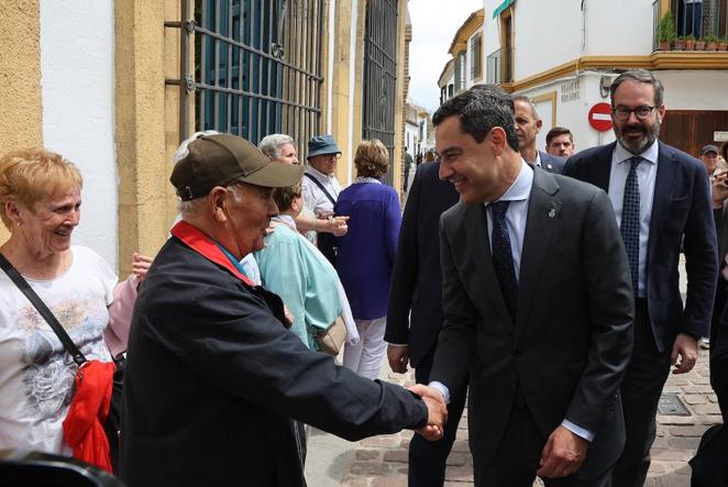 La visita del presidente de la Junta a los Patios de Córdoba, en imágenes