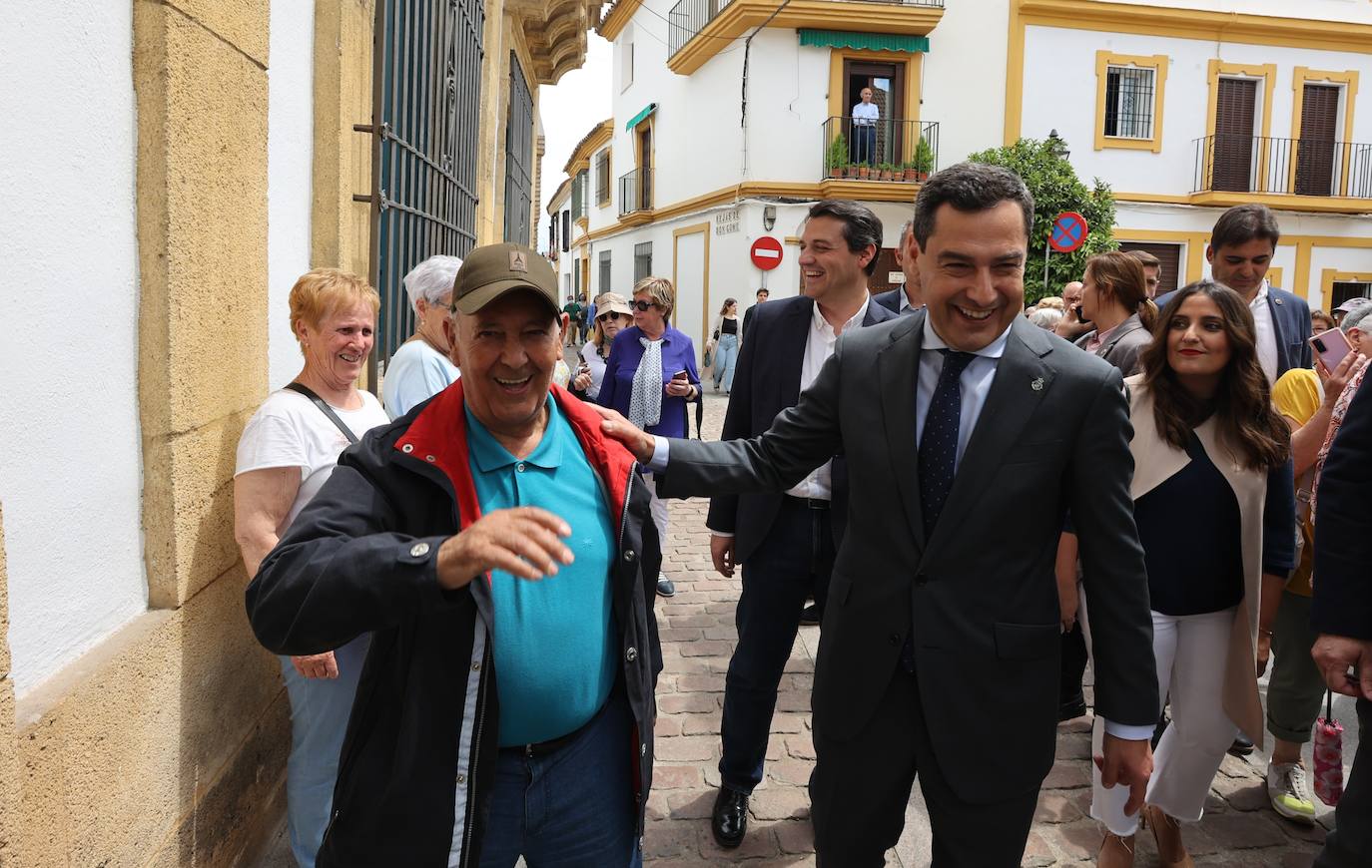 La visita del presidente de la Junta a los Patios de Córdoba, en imágenes