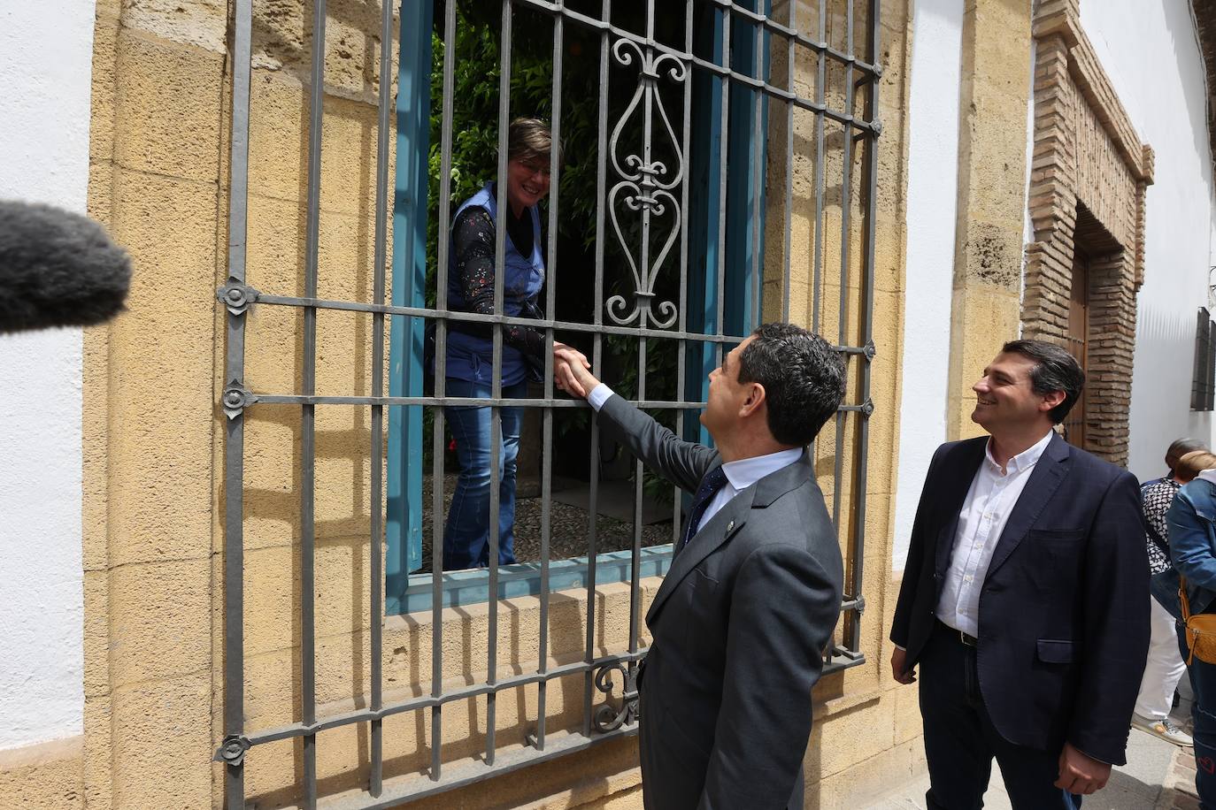 La visita del presidente de la Junta a los Patios de Córdoba, en imágenes