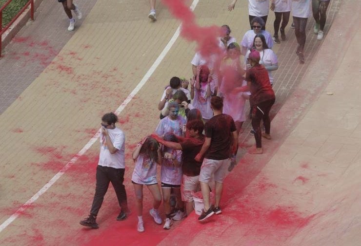 Fotos: &#039;Holi-Run&#039;, una carrera de color para celebrar el Día de las Escuelas Católicas en Cádiz