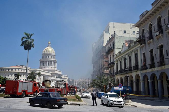 Medios oficialistas atribuyen la explosión «al trasiego de gas licuado» de un camión al hotel. 