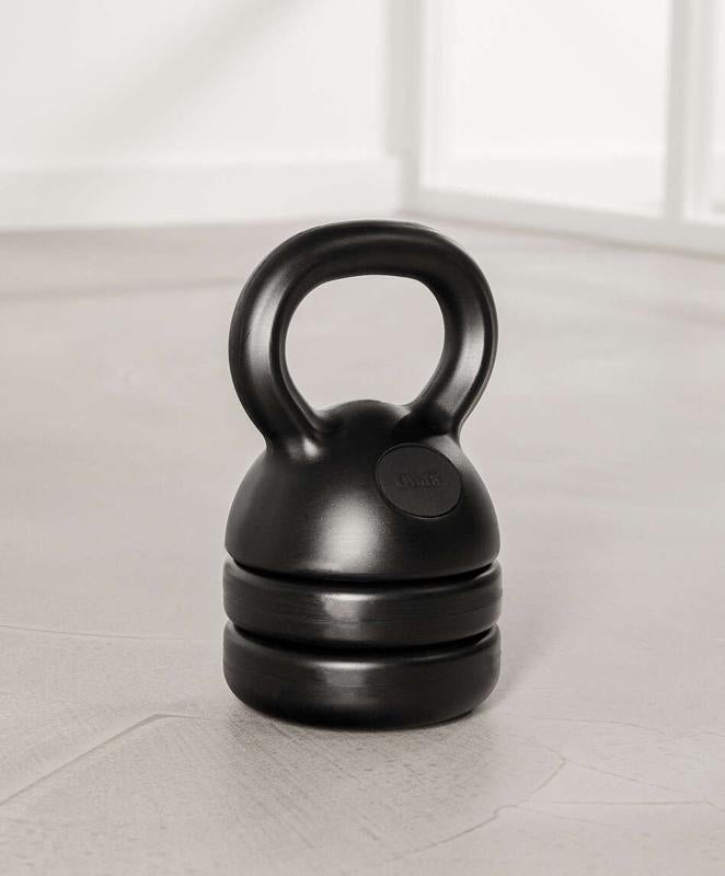 Kettlebell. Para desarrollar la musculatura y la fuerza, un <a href="https://www.abc.es/bienestar/fitness/abci-kettlebells-202010010947_noticia.html" target="_blank">kettlebell </a>es la mejor de las opciones. Las puedes encontrar con diferentes pesos, tanto para los que se están iniciando en el entrenamiento de fuerza como para los que ya llevan un buen progreso. La de la imagen, de oysho, de 2,27 kg, se puede ajustar el peso para personalizar el entrenamiento, en función del nivel de experiencia, estructura y forma física.