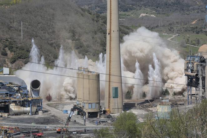 La detonación controlada ha acabado con 18.000 toneladas de material. 