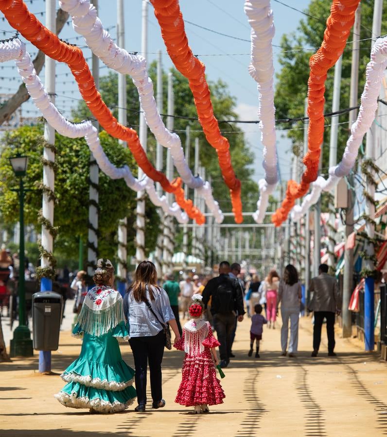 Ambiente durante el viernes de la Feria de Sevilla 2022. CRISTINA GÓMEZ