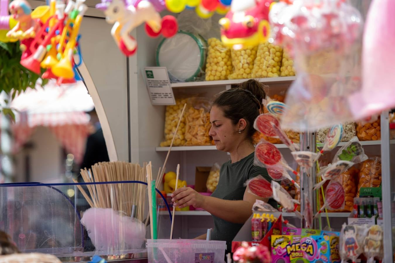 Ambiente durante el viernes de la Feria de Sevilla 2022. CRISTINA GÓMEZ