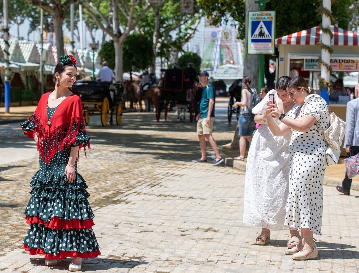 Ambiente durante el viernes de la Feria de Sevilla 2022. CRISTINA GÓMEZ