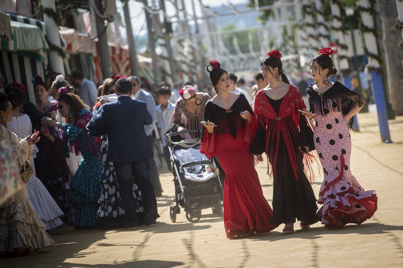 Ambiente durante el viernes en la Feria de Sevilla 2022. MAYA BALANYÀ