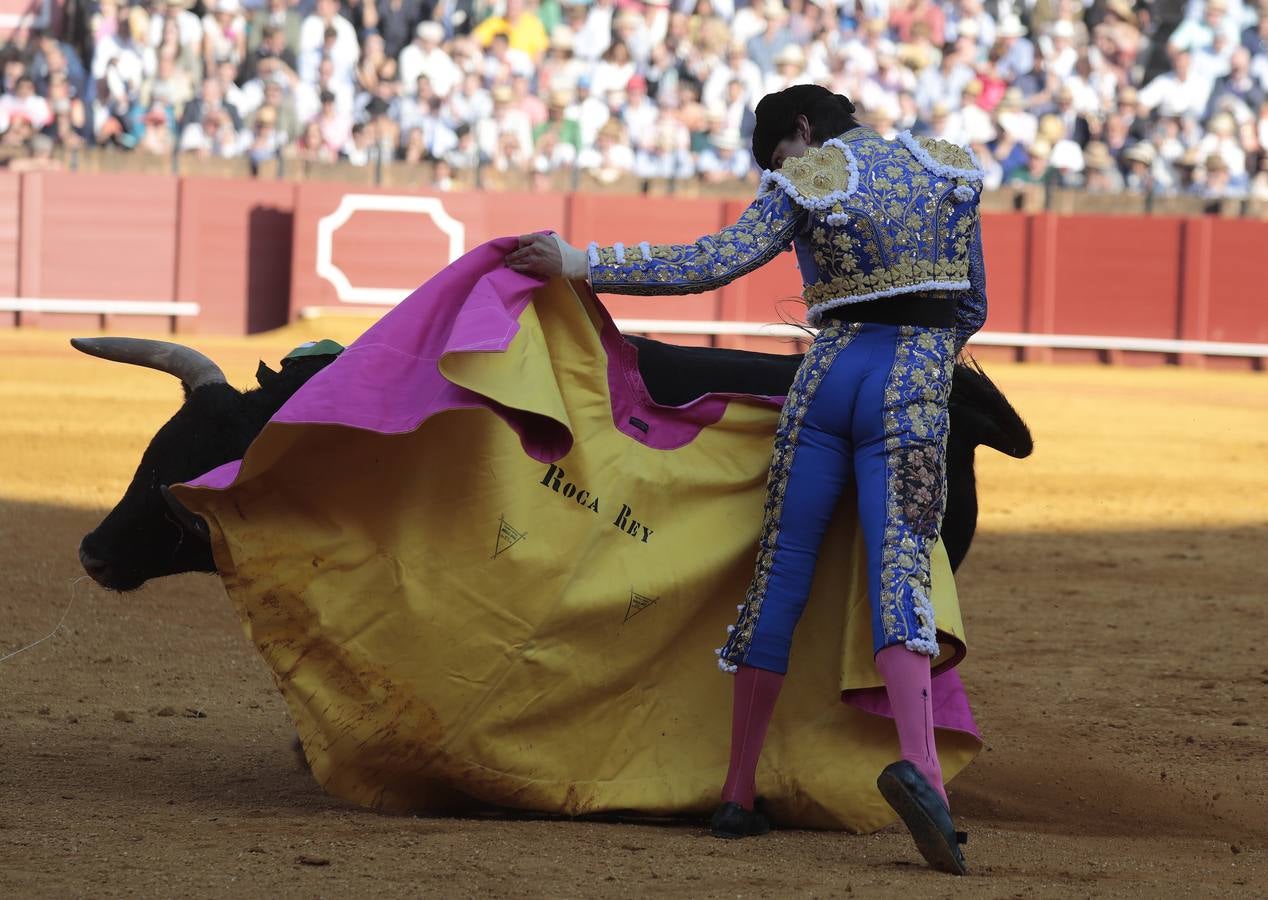 Corrida del viernes de farolillos de 2022 en la plaza de toros de Sevilla. RAÚL DOBLADO