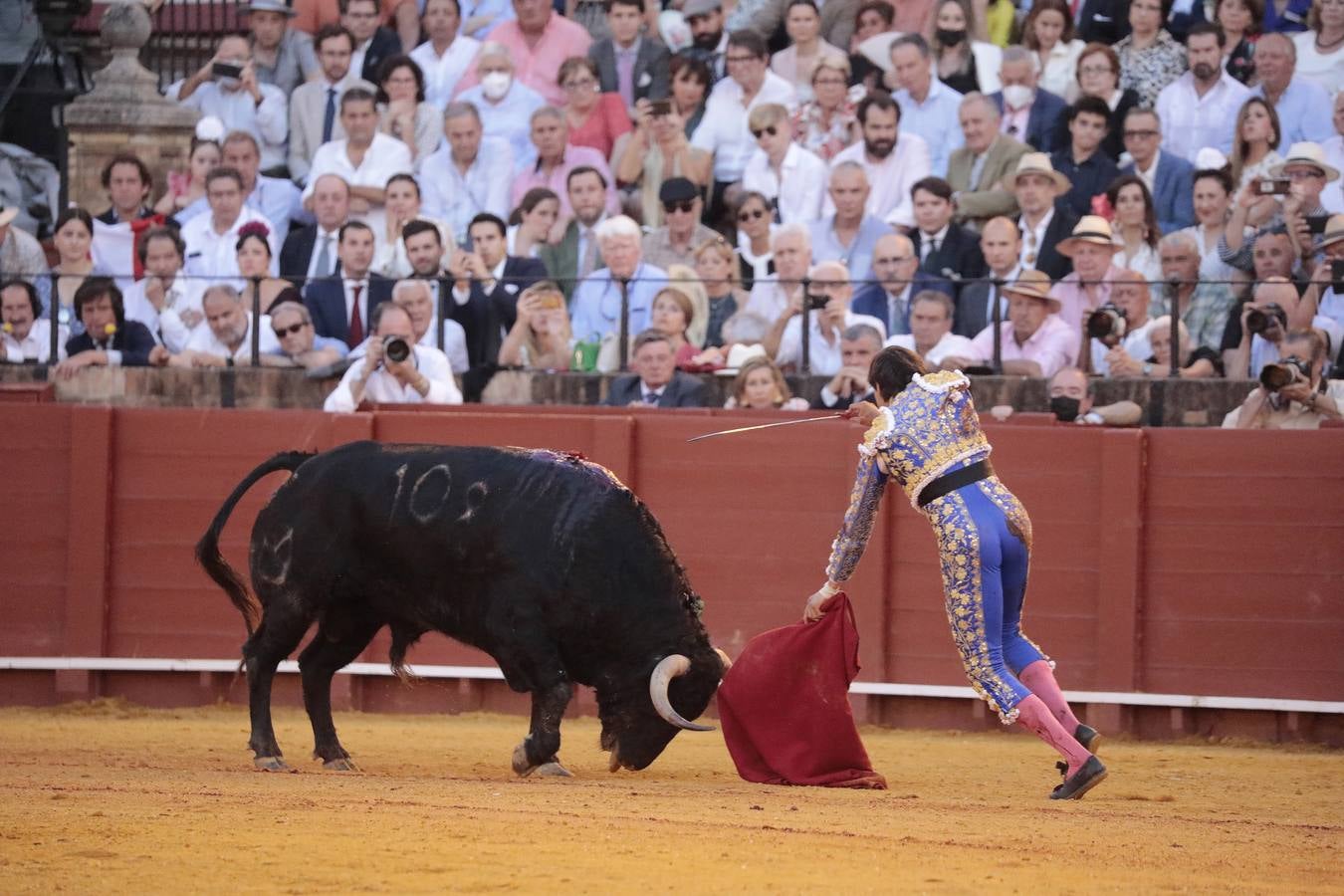 Corrida del viernes de farolillos de 2022 en la plaza de toros de Sevilla. RAÚL DOBLADO