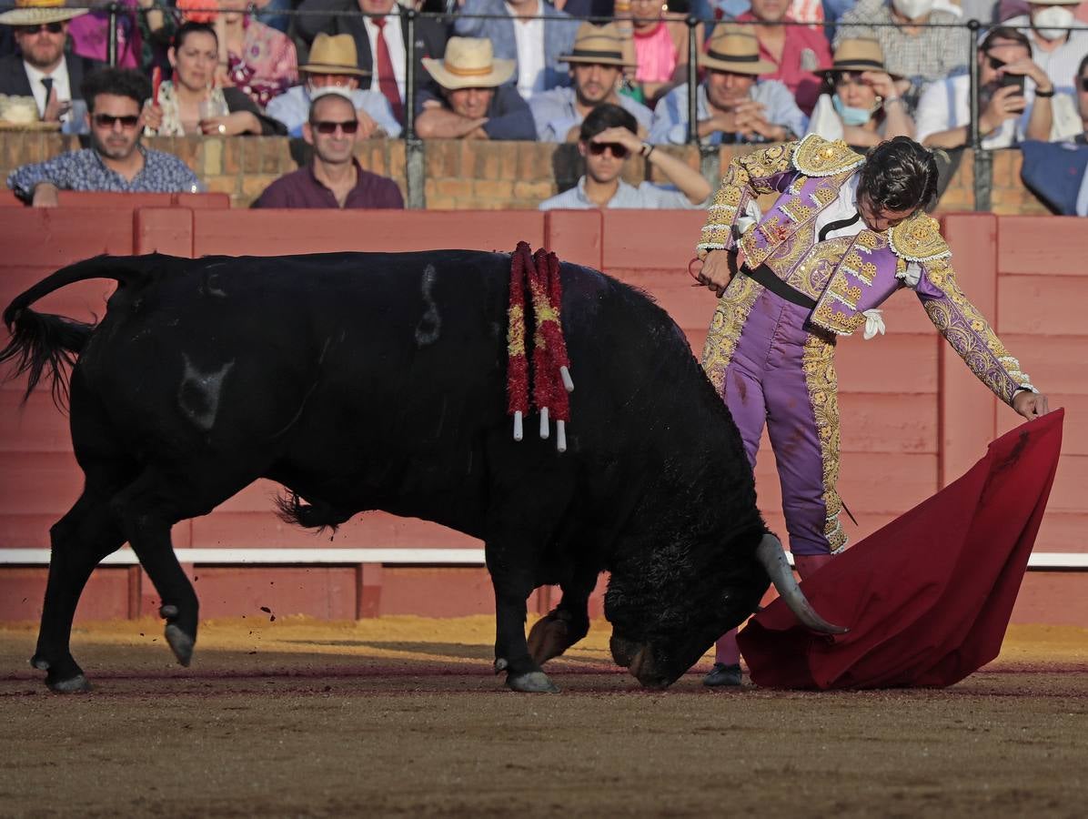 Corrida del viernes de farolillos de 2022 en la plaza de toros de Sevilla. RAÚL DOBLADO