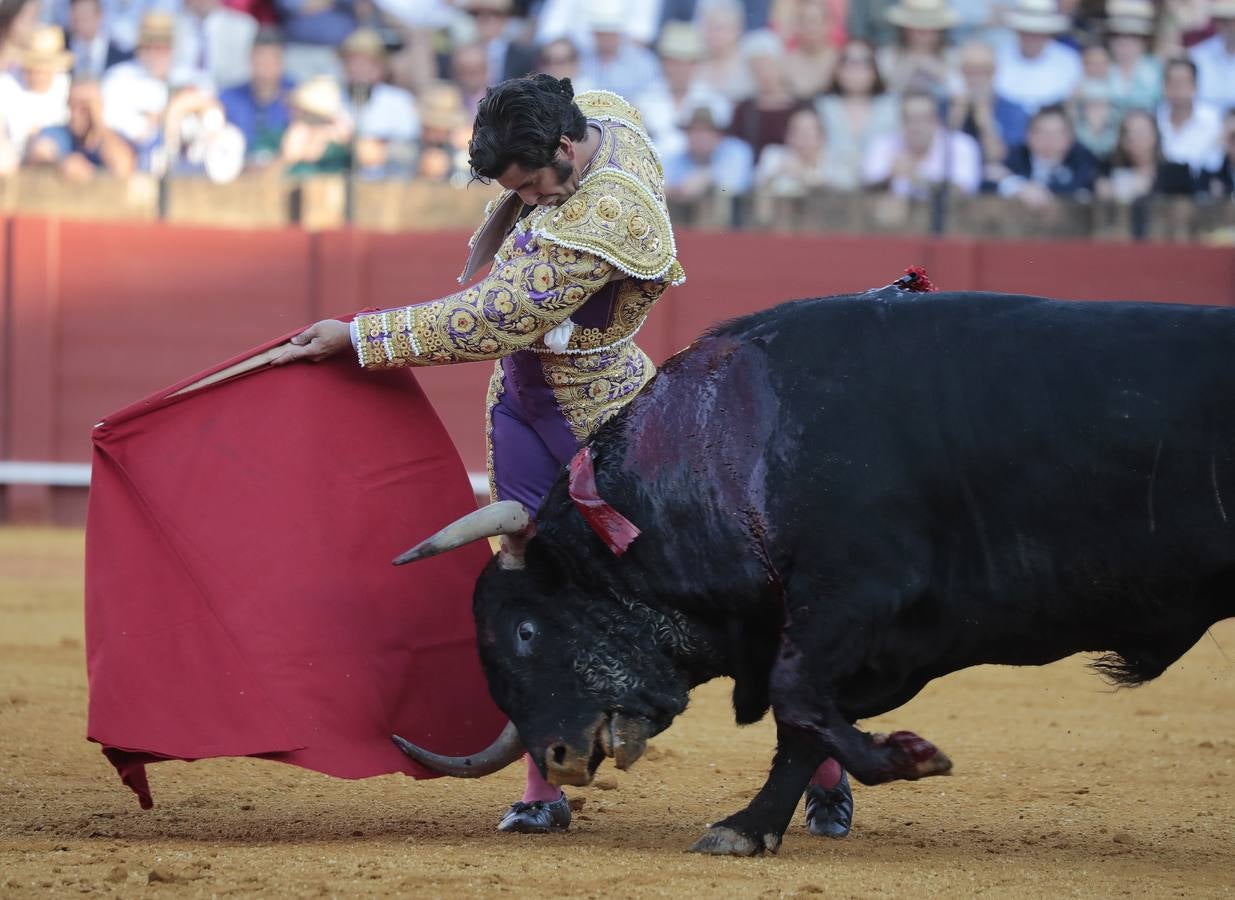 Corrida del viernes de farolillos de 2022 en la plaza de toros de Sevilla. RAÚL DOBLADO