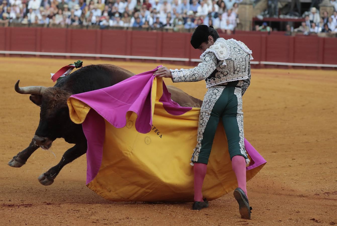 Corrida del viernes de farolillos de 2022 en la plaza de toros de Sevilla. RAÚL DOBLADO