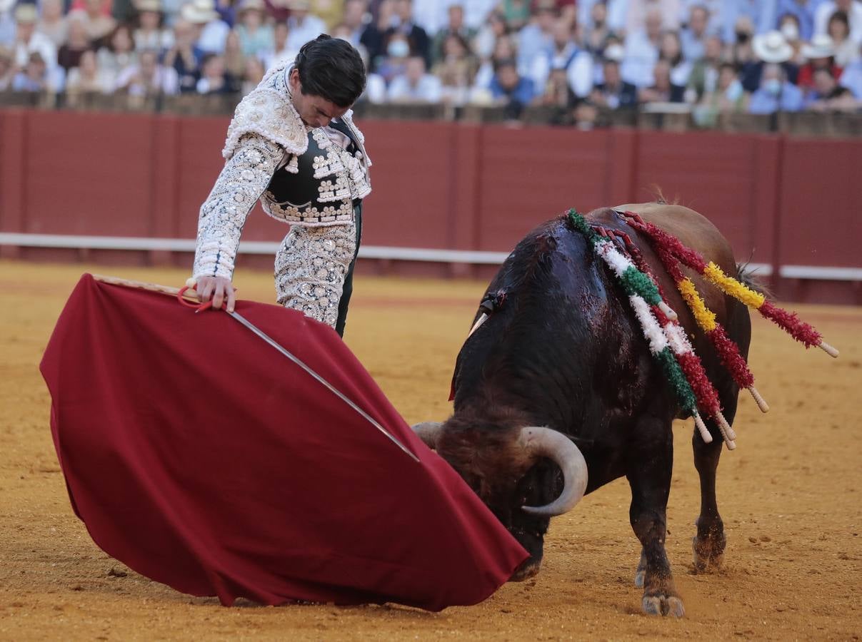 Corrida del viernes de farolillos de 2022 en la plaza de toros de Sevilla. RAÚL DOBLADO