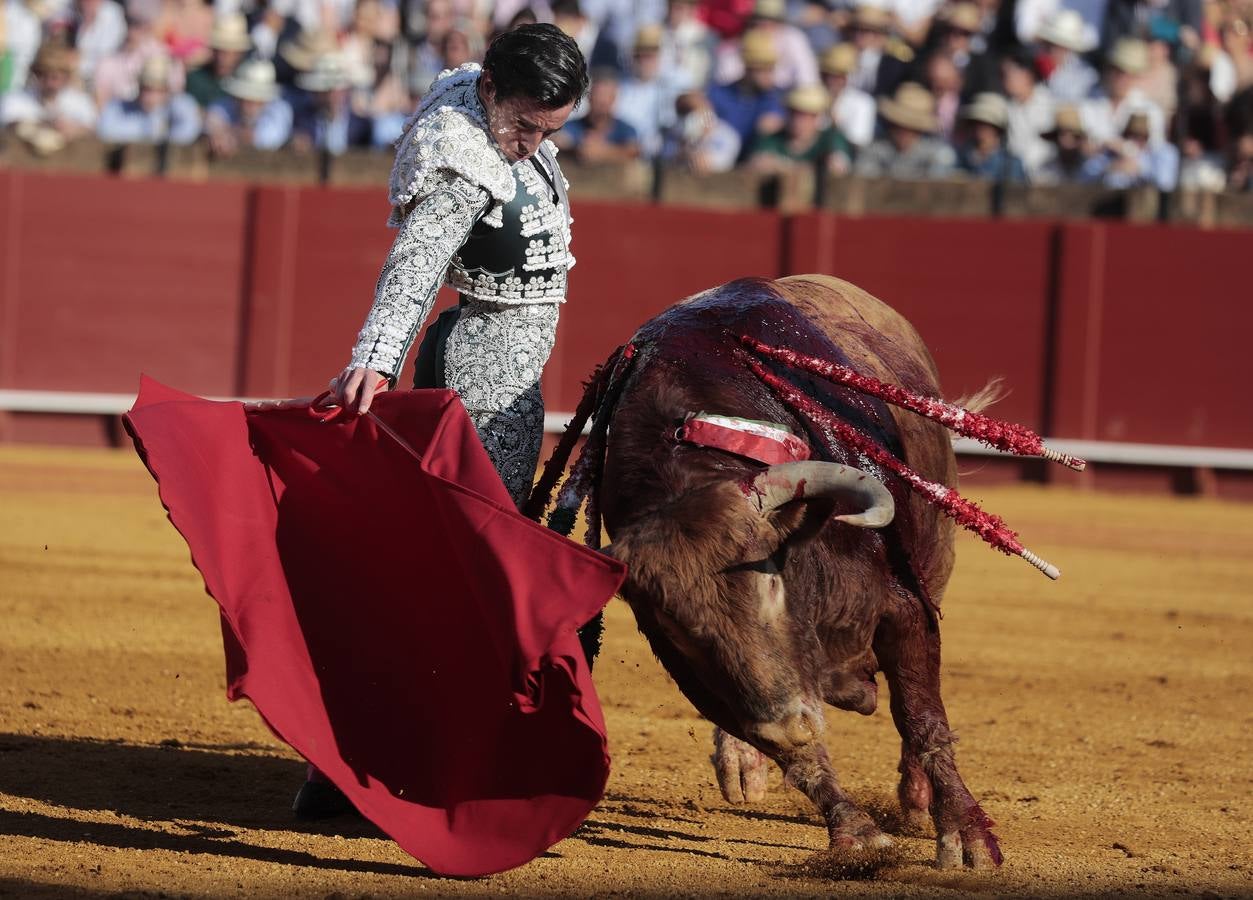 Corrida del viernes de farolillos de 2022 en la plaza de toros de Sevilla. RAÚL DOBLADO