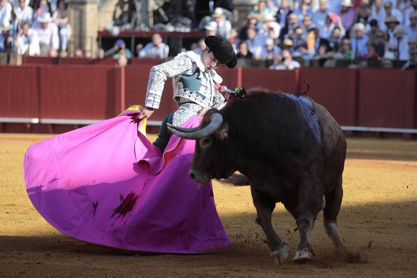 Corrida del viernes de farolillos de 2022 en la plaza de toros de Sevilla. RAÚL DOBLADO