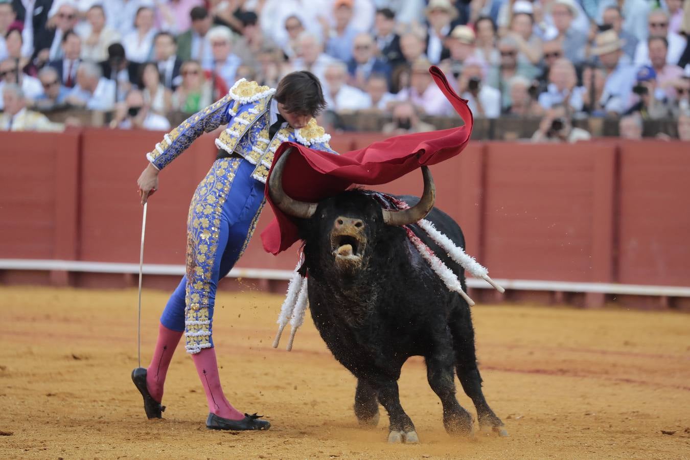 Corrida del viernes de farolillos de 2022 en la plaza de toros de Sevilla. RAÚL DOBLADO