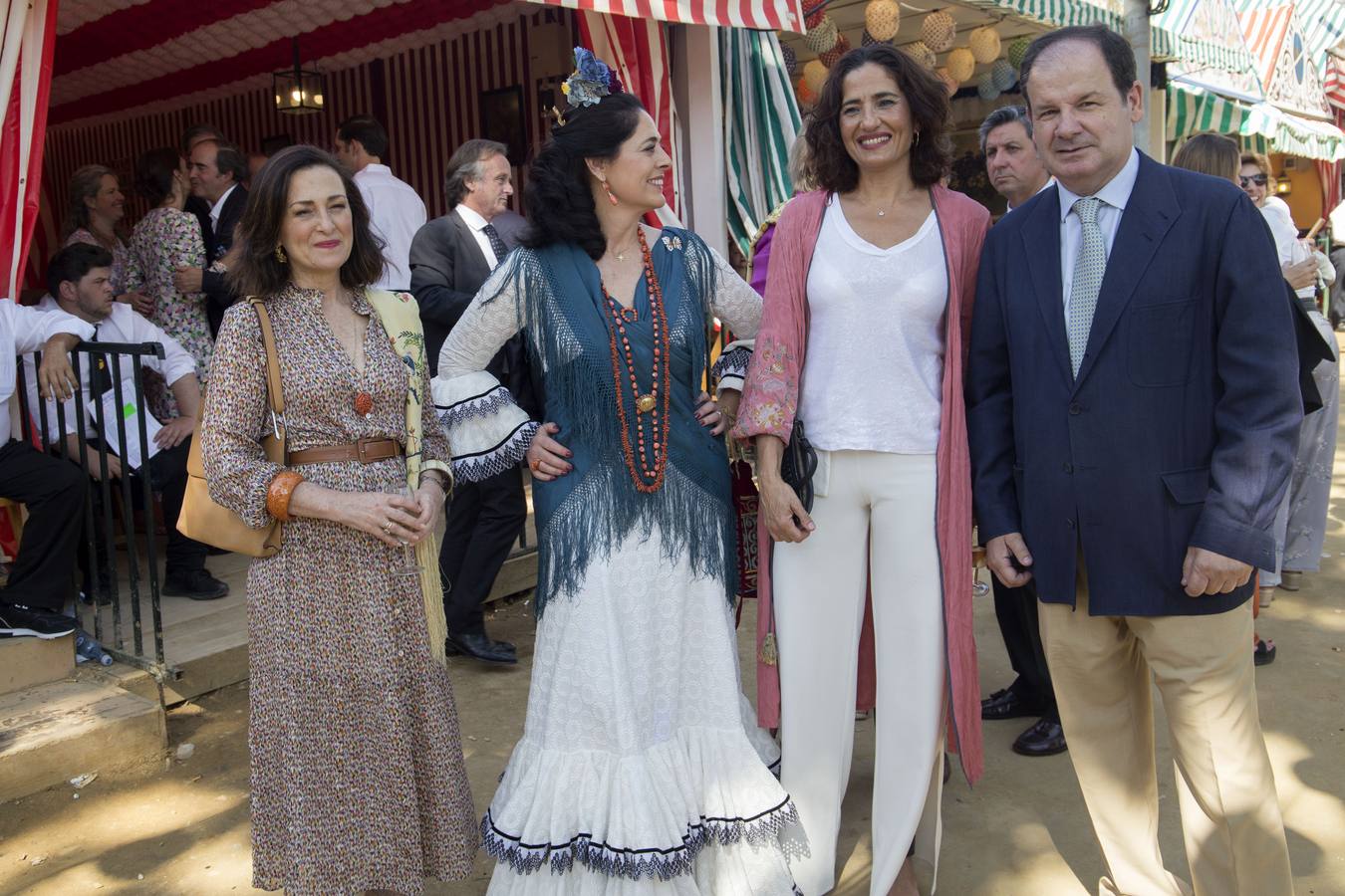 Asistentes al real durante el viernes de la Feria de Sevilla 2022. ROCÍO RUZ