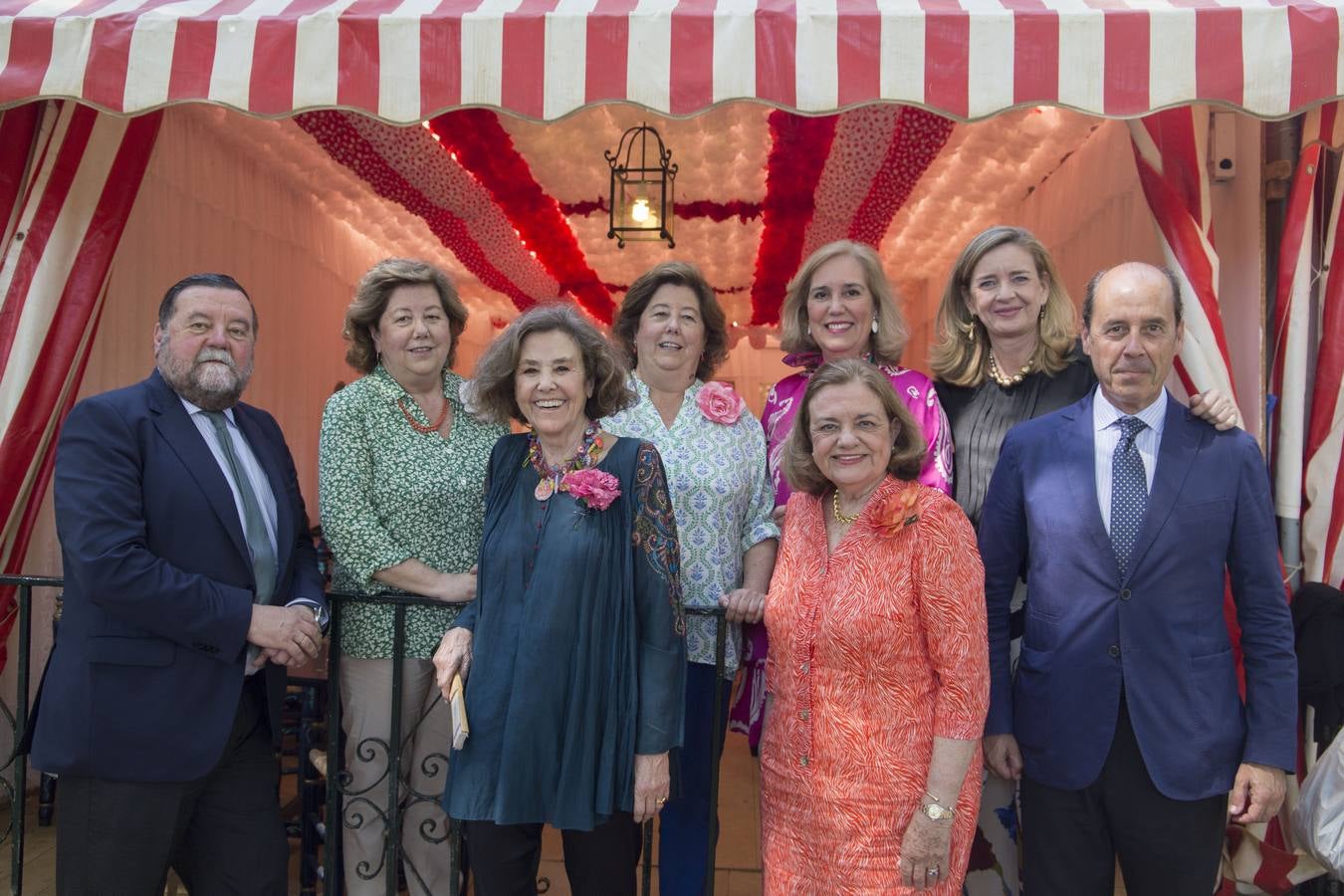 Asistentes al real durante el viernes de la Feria de Sevilla 2022. ROCÍO RUZ